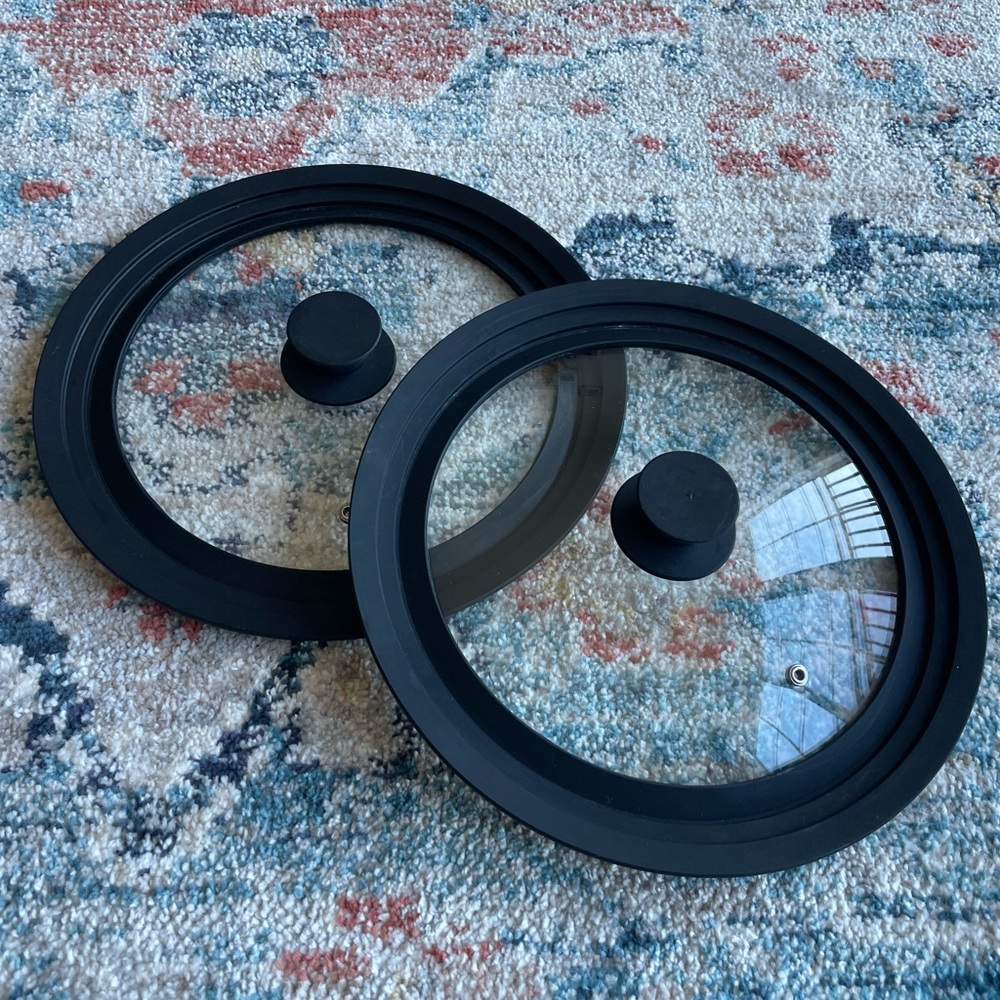 Pair of silicone/glass adjustable pot/pan lids